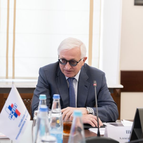 Александр Шохин провел деловой завтрак с новыми членами РСПП Александр Шохин провел деловой завтрак с новыми членами РСПП